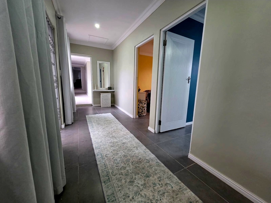 6 Bedroom Property for Sale in Oceanview Heights Western Cape